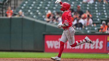 Zach Neto, de los Angelinos de Los Ángeles, recorre las bases tras conectar un jonrón de tres carreras durante la tercera entrada de un partido de béisbol contra los Orioles de Baltimore, el jueves 6 de agosto de 2026, en Baltimore. (Foto AP/Stephanie Scarbrough)