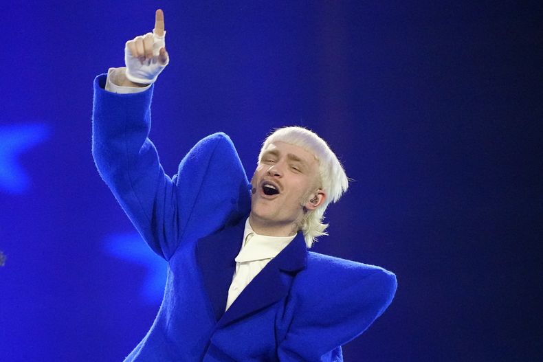 ARCHIVO - Joost Klein de Holanda interpreta la canción Europapa durante el ensayo general de la segunda semifinal del Festival de la Canción de Eurovisión en Malmo, Suecia, el 8 de mayo de 2024. Suecia abandonó el lunes su investigación sobre un altercado entre bastidores que involucró al concursante holandés en el Festival de la Canción de Eurovisión que fue dramáticamente expulsado de la competencia horas antes de la final en mayo. (Foto AP/Martin Meissner, archivo)