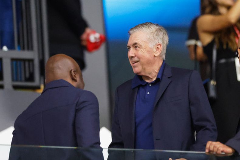 El director técnico de fútbol Carlo Ancelotti en las gradas antes del partido de la Ligue 1 de Francia entre el Lille y el Paris Saint-Germain, en Lille, Francia, el viernes 28 de agosto de 2026. (Foto AP/Jean-Francois Badias)
