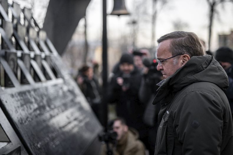 En esta fotografía proporcionada por la oficina de prensa del Ministerio de Defensa de Ucrania, el ministro de Defensa de Alemania, Boris Pistorius, rinde homenaje a las personas que murieron en combates contra fuerzas de seguridad durante la Revolución de la Dignidad, en Kiev, Ucrania, el martes 21 de noviembre de 2023. (Oficina de prensa del Ministerio de Defensa de Ucrania vía AP)