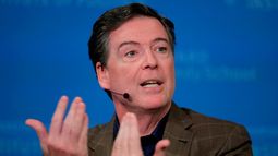 El ex director del FBI James Comey en la Universidad de Harvard en Cambridge, Massachusetts, el 24 de febrero del 2020. (AP foto/Charles Krupa)