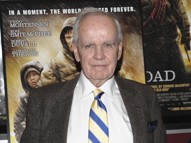 ARCHIVO - El autor Cormac McCarthy en el estreno de The Road en Nueva York el 16 de noviembre de 2009. McCarthy, el novelista ganador del Premio Pulitzer que en prosa densa y frágil llevó a los lectores desde el sur de los Apalaches hasta el desierto del suroeste en novelas como The Road, Blood Meridian y All the Pretty Horses, murió el martes. Tenía 89 años. (Foto AP /Evan Agostini, archivo)