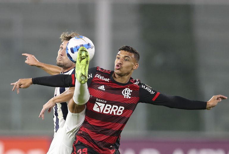 Flamengo, a un paso de octavos; iguala ante Talleres