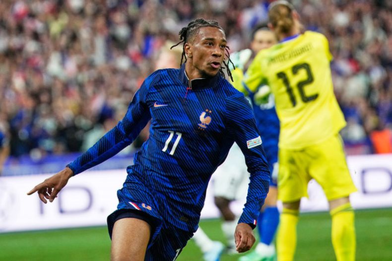Michael Olise celebra tras anotar un gol para Francia en la victoria 4-1 ante Bélgica en la Liga de Naciones, el lunes 5 de octubre de 2026, en Saint-Denis, Francia. (AP Foto/Teresa Suárez)