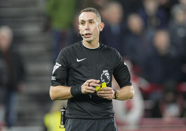 ARCHIVO - El árbitro David Coote durante el partido entre Brentford y Aston Villa de la Liga Premier, el domingo 17 de diciembre de 2023, en Londres. (AP Foto/Dave Shopland)