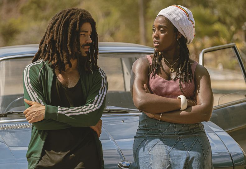 En esta imagen proporcionada por Paramount Pictures, Kingsley Ben-Adir, izquierda, y Lashana Lynch en Bob Marley: One Love. (Chiabella James/Paramount Pictures vía AP)