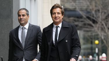 David Sherborne, el principal abogado del príncipe Enrique, derecha, llega al Edificio Rolls de la Corte Superior en Londres el lunes 29 de enero de 2024. (Foto AP/Kirsty Wigglesworth)