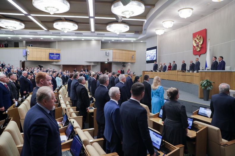 En esta imagen, publicada por la Duma Estatal, legisladores rusos escuchan el himno nacional antes de una sesión en la Duma Estatal, la cámara baja del Parlamento ruso, en Moscú, Rusia, el martes 17 de diciembre de 2024. (La Duma Estatal, la cámara baja del Parlamento ruso vía AP)