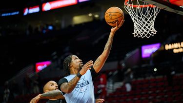 ARCHIVO - El escolta de los Grizzlies de Memphis, Kentavious Caldwell-Pope (derecha), calienta antes de un partido de baloncesto de la NBA contra los Trail Blazers de Portland, el viernes 6 de febrero de 2026, en Portland, Oregón. (Foto AP/Molly J. Smith, Archivo)