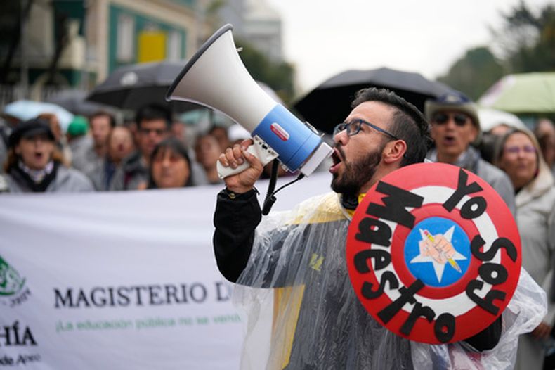Miembros del sindicato de docentes se manifiestan durante una protesta para exigir mejoras en el sistema sanitario en Bogotá, Colombia, el miércoles 15 de abril de 2026. (Foto AP/Fernando Vergara)
