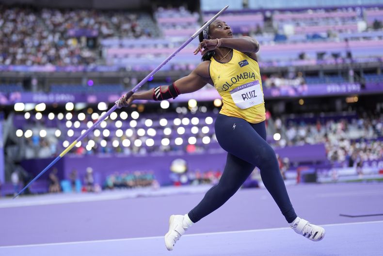 Flor Denis Ruiz, de Colombia, compite durante el lanzamiento de jabalina para mujeres en los Juegos Olímpicos de París 2024 el miércoles 7 de agosto del 2024, en Saint-Denis, Francia. (AP Foto/Bernat Armangue)