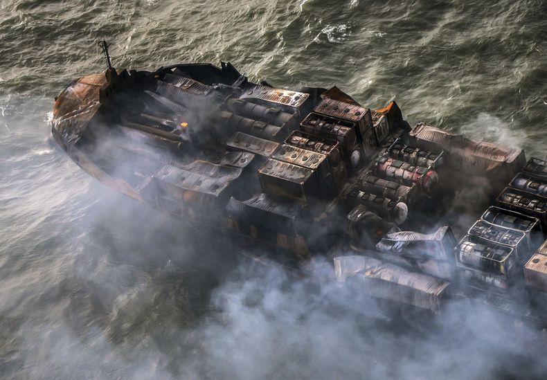 El contenedor Solong a la deriva en el estuario de Humber, frente a la costa de East Yorkshire, tras colisionar el lunes con el petrolero MV Stena Immaculate, que opera como parte del Programa de Seguridad de Petroleros del gobierno estadounidense, martes 11 de marzo de 2025. (Danny Lawson/PA via AP)