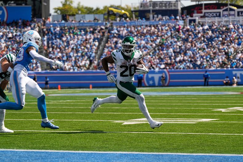 El corredor de los Jets de Nueva York Breece Hall corre para touchdown superando al safety de los Titans de Tennessee Kevin Winston Jr. el domingo 13 de septiembre del 2026. (AP Foto/George Walker IV)