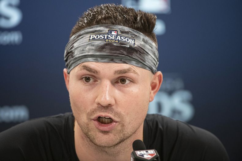 Trik Skubal, lanzador de los Tigres de Detroit, habla en una conferencia de prensa el viernes 11 de octubre de 2024 (AP Foto/Phil Long)