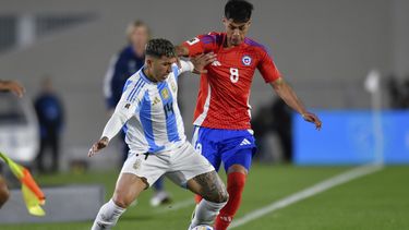 El argentino Enzo Fernández y el chileno Dario Osorio pelean por el balón en el encuentro de la eliminatoria al Mundial 2026 el jueves 5 de septiembre del 2024. (AP Foto/Gustavo Garello)