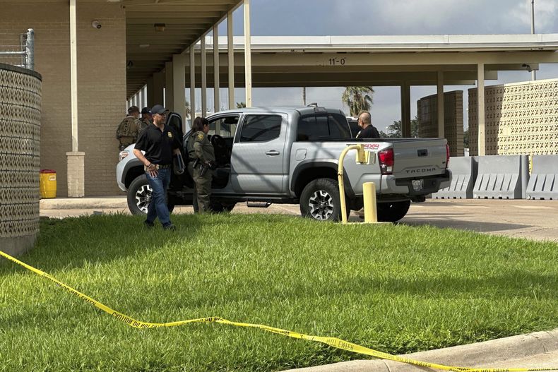 Agentes trabajan en la escena de un tiroteo en una instalación de la Patrulla Fronteriza en McAllen, Texas, el lunes 7 de julio de 2025. (AP Foto/Valerie Gonzalez)