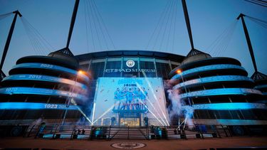 ARCHIVO - Una pancarta que celebra un título del Manchester City aparece colgada en el Estadio Etihad, el 20 de mayo de 2023. (AP Foto/Jon Super)
