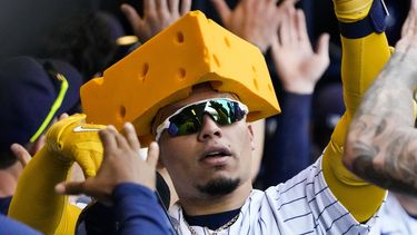 William Contreras de los Cerveceros de Milwaukee es felicitado tras conectar un jonrón de dos carreras en la segunda entrada del juego ante los Gigantes de San Francisco el domingo 28 de mayo del 2023. (AP Foto/Morry Gash)