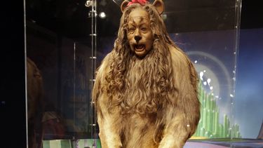 americateve | En esta imagen, tomada el 21 de noviembre de 2014, muestra el traje de Leoncio vestido por Bert Lahr en la cinta "El mago de Oz", como parte de la subasta "Theres No Place Like Hollywood" de Bonhams, en Nueva York.(Foto AP/Richard Dre