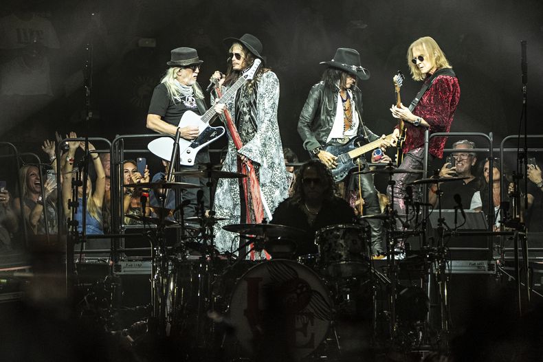 Brad Whitford, de izquierda a derecha, Steven Tyler, John Douglas, Joe Perry, y Tom Hamilton de Aerosmith durante uno de sus conciertos de la gira Peace Out: The Farewell Tour el sábado 2 de septiembre de 2023, en Wells Fargo Center en Filadelfia. (Foto Amy Harris/Invision/AP)
