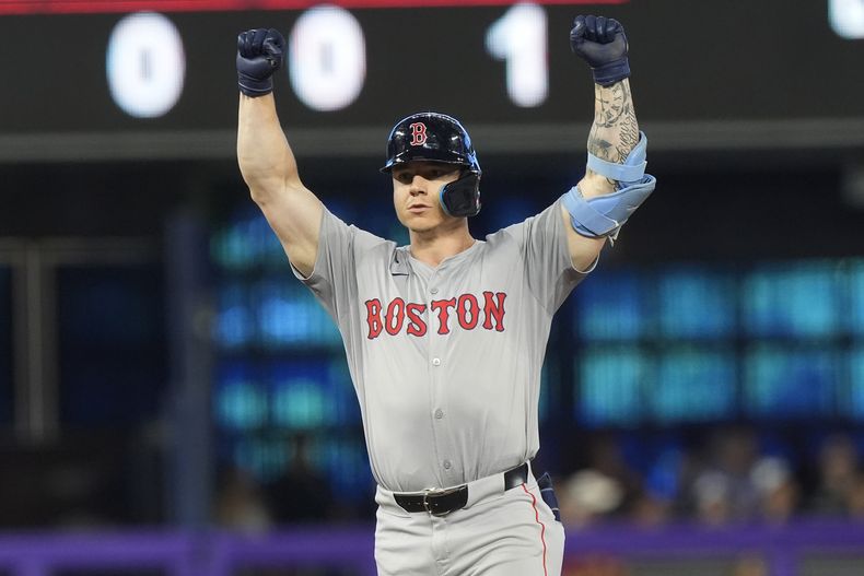Tyler ONeill de los Medas Rojas de Boston hace un gesto tras batear un doble en la 12ma entrada ante los Marlins de Miami el jueves 4 de julio del 2024. (AP Foto/Marta Lavandier)