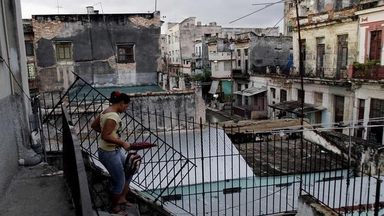 Muchos se han llevado 'una gran decepción' tras encontrarse que deberán pagar por casas sin puertas, con suelo de cemento, baños sin alicatar y graves problemas en las tuberías.