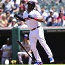 Josh Bell de los Guardianes de Cleveland observa su jonrón ante los Atléticos de Oakland, el jueves 22 de junio de 2023. (AP Foto/David Dermer)