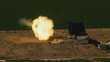 Una unidad móvil de artillería israelí dispara un proyectil desde el sur de Israel hacia la Franja de Gaza, en un área cerca de la frontera con Gaza, el domingo 31 de diciembre de 2023. (AP Foto/Ohad Zwigenberg)
