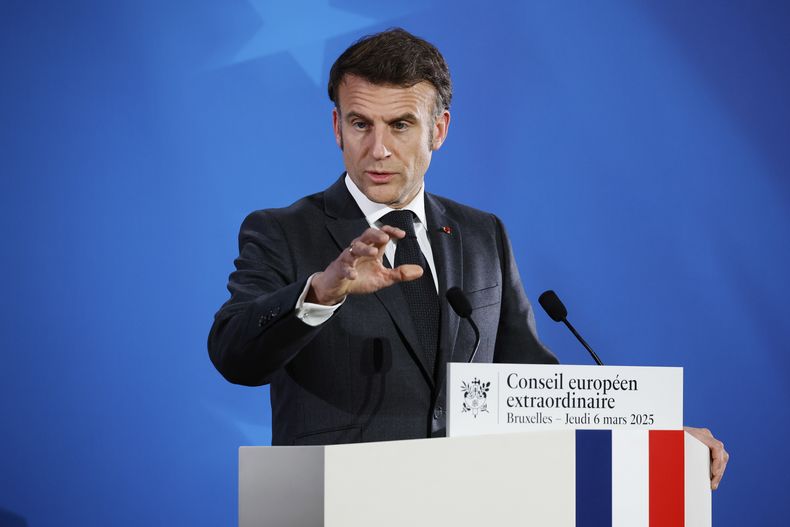 ARCHIVO - El presidente francés Emmanuel Macron habla durante una conferencia de prensa en una cumbre de la Unión Europea en Bruselas, el jueves 6 de marzo de 2025. (AP Foto/Omar Havana, Archivo)