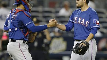 americateve | Robinson Chirinos, de los Rangers de Texas, felicita al lanzador mexicano Joakim Soria en el partido contra los Yanquis de Nueva York, el 21 de julio de 2014. Los Tigres de Detroit adquirieron a Soria, se inform&oacute; el jueves 24 de julio. (Foto AP/Kat