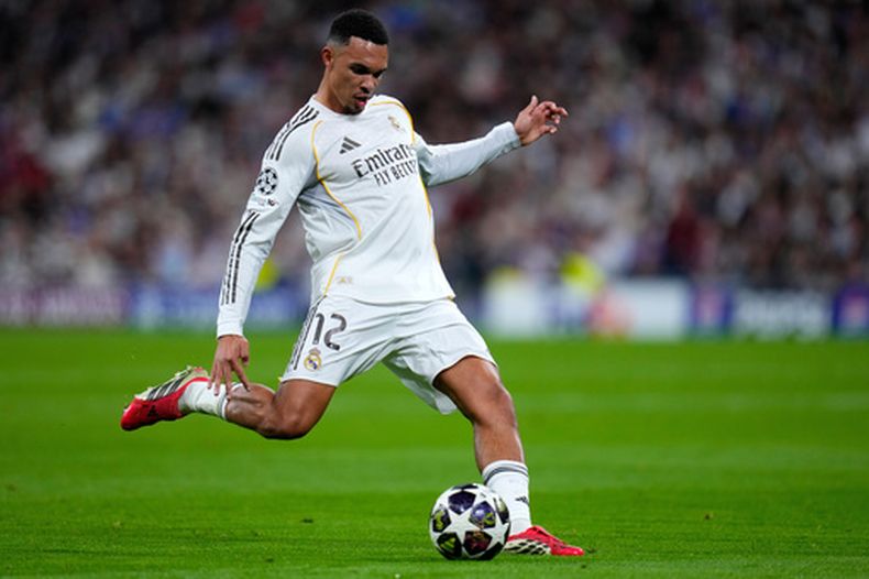 Trent Alexander-Arnold del Real Madrid remata el balón durante el partido contra Benfica en los repechajes de la Liga de Campeones, el miércoles 25 de febrero de 2026. (AP Foto/Manu Fernández)