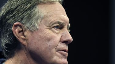 Bill Belichick, head coach de los Patriots de Nueva Inglaterra, habla con reporteros durante una conferencia de prensa previa a un entrenamiento del equipo, el miércoles 31 de mayo de 2023, en Foxborough, Massachusetts. (AP Photo/Steven Senne)