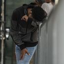 Un migrante espera en el Puerto de Entrada Internacional Gateway bajo custodia de la Oficina de Aduanas y Protección Fronteriza de Estados Unidos (CBP, por sus iniciales en inglés), el viernes 5 de mayo de 2023, en Brownsville, Texas. (AP Foto/Veronica G. Cardenas, Archivo)
