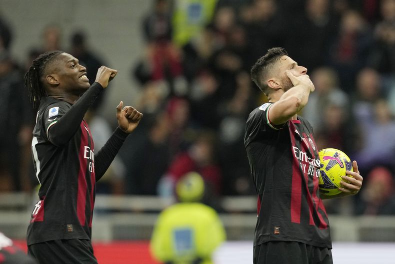Olivier Giroud, del Milan, festeja con Rafael Leao, tras anotar el quinto gol de su equipo ante la Sampdoria, el sábado 20 de mayo de 2023 (AP Foto/Antonio Calanni)