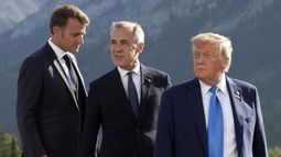 ARCHIVO - De izquierda a derecha, el presidente de Francia, Emmanuel Macron; el primer ministro de Canadá, Mark Carney, y el presidente de Estados Unidos, Donald Trump, antes de una foto de grupo en una cumbre del G7 en Kananaskis, Canadá, el 16 de junio de 2025. (Adrian Wyld/The Canadian Press vía AP, archivo)