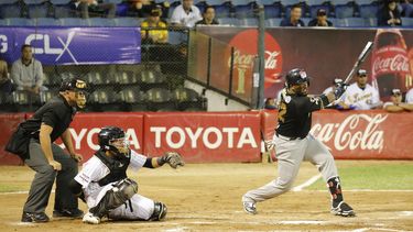 En medio de la crisis, el béisbol venezolano persevera
