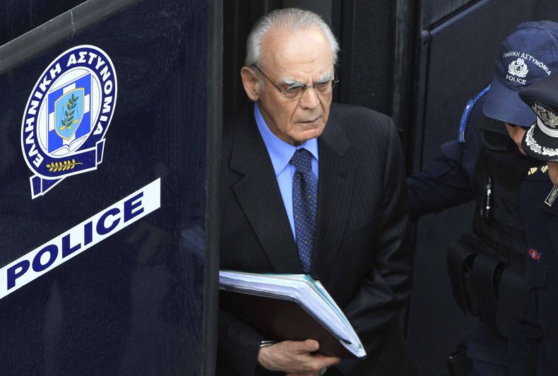 En esta fotograf&iacute;a de archivo del 22 de abril de 2013, el ministro griego de Defensa Akis Tsochadzopoulos llega al inicio de su juicio por corrupci&oacute;n, en Atenas, Grecia. (Foto AP/FOSPHOTOS/Panagiotis Tzamaros)