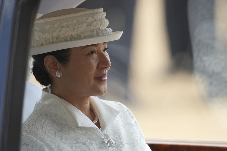 La emperatriz Masako de Japón llega en auto para asistir a la ceremonia de inicio de la visita de Estado a Gran Bretaña del Emperador y la Emperatriz japoneses en Londres, el martes 25 de junio de 2024. (Foto AP/Kin Cheung, Pool)