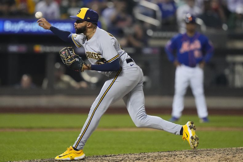 Devin Williams de los Cerveceros de Milwaukee lanza en la novena entrada del encuentro ante los Mets de Nueva York el jueves 29 de junio del 2023. (AP Foto/Frank Franklin II)