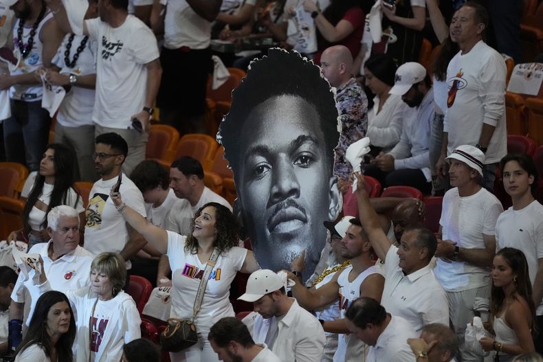 Los seguidores del Heat de Miami muestran una gran efigie de Jimmy Butler durante el tercer partido de las Finales de la NBA ante los Nuggets de Denver, el miércoles 7 de junio de 2023 (AP Foto/Rebecca Blackwell)