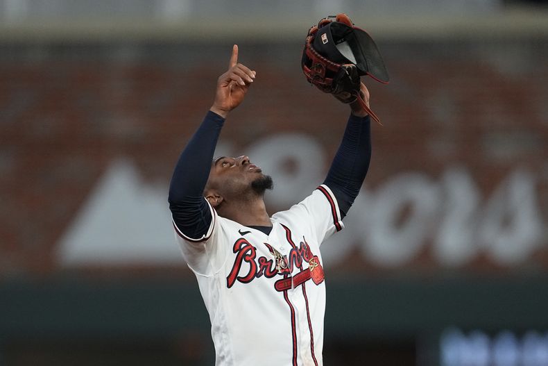 Ozzie Albies, intermedista de los Bravos de Atlanta, festeja luego del triunfo sobre los Rockies de Colorado, el jueves 15 de junio de 2023 (AP Foto/John Bazemore)
