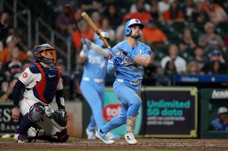 Michael Massey, derecha, de los Reales de Kansas City, batea un jonrón mientras Yainer Diaz, izquierda, receptor de los Astros de Houston observa durante la octava entrada del juego de béisbol de Grandes Ligas, el miércoles 16 de septiembre de 2026, en Houston. (AP F oto/David J. Phillip)