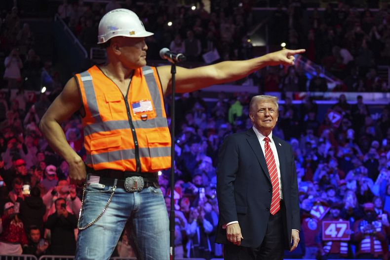 El presidente electo Donald Trump baila con The Village People en un mitin previo a la 60a toma de posesión presidencial, el domingo 19 de enero de 2025, en Washington. (Foto AP/Evan Vucci)