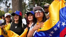 Venezolanos celebran el anuncio del presidente Donald Trump de que el mandatario de Venezuela, Nicolás Maduro, había sido capturado y trasladado fuera de su país, en Lima, Perú, el sábado 3 de enero de 2026. (AP Foto/Martin Mejia)