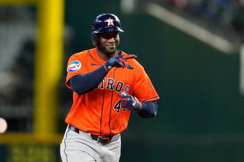 Yordan Álvarez, de los Astros de Houston, celebra su jonrón solitario en la cuarta entrada de un partido de béisbol contra los Vigilantes de Texas, el miércoles 27 de mayo de 2026, en Arlington, Texas. (Foto AP/Tony Gutierrez)