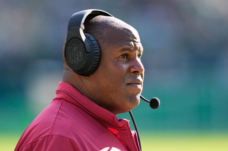 ARCHIVO - Eric Bieniemy, coordinador ofensivo de los Commanders de Washington, durante un juego de la NFL en Filadelfia, el 1 de octubre de 2023. (AP Foto/Matt Rourke)