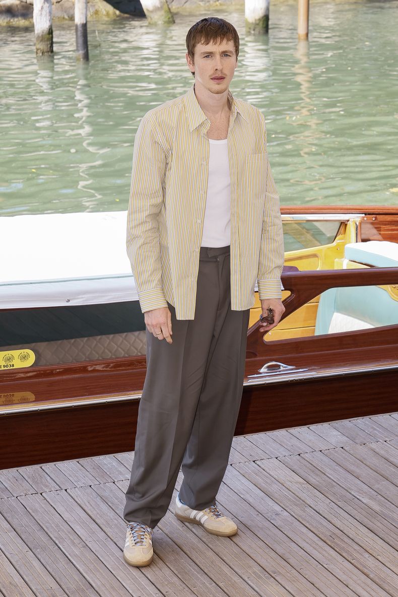 Harris Dickinson posa a su llegada a la conferencia de la película Babygirl durante la 81ª edición del Festival de Cine de Venecia en Venecia, Italia, el viernes 30 de agosto de 2024. (Foto Joel C Ryan/Invision/AP)