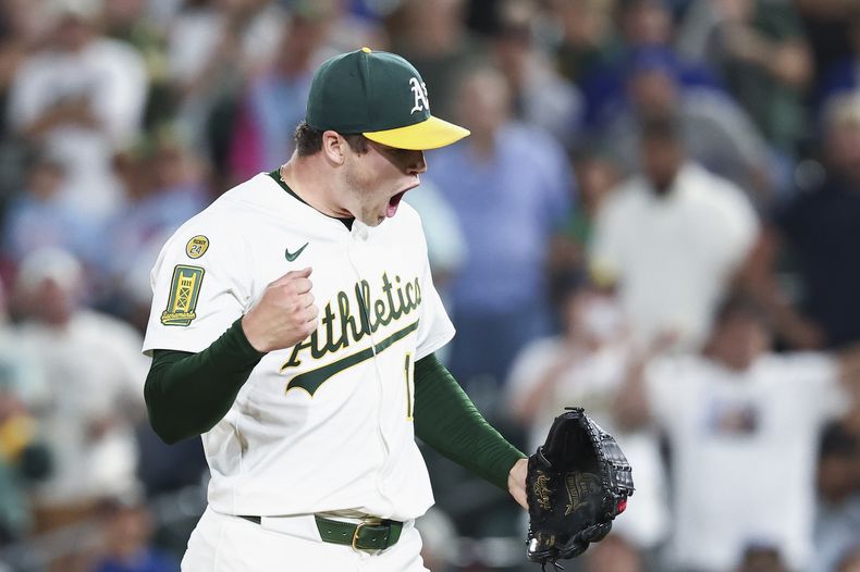 Mason Miller, de los Atléticos, festeja un ponche ante George Springer, de los Azulejos de Toronto, para poner fin al juego del sábado 12 de julio de 2025 (AP Foto/Sara Nevis)