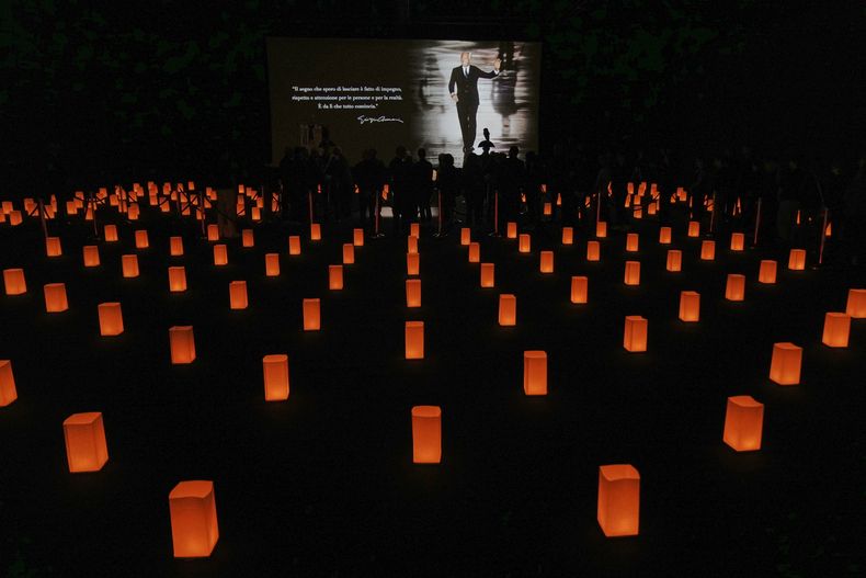 Personas rinden homenaje al diseñador de moda Giorgio Armani, durante su funeral en el Armani/Teatro en Milán, en el norte de Italia, el sábado 6 de septiembre de 2025. (Foto AP/Antonio Calanni)