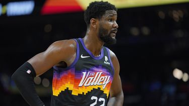Pacers ofrecen contrato a Ayton, Suns pueden igualar oferta